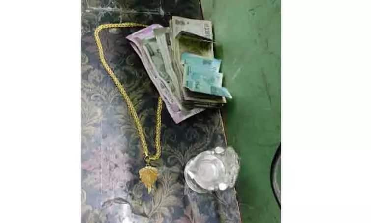 Ariyalur: Allegedly stolen jewelery and cash remained at home TNN அரியலூரில் திருட்டுபோனதாக கூறப்பட்ட நகை, பணம் வீட்டிலேயே இருந்தது எப்படி..?