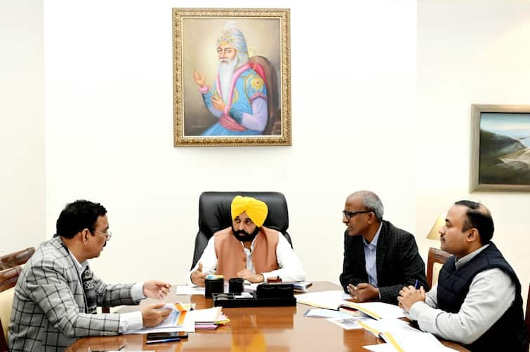 CM directs officers to ensure that new Industrial Policy is dedicated to industry soon ਮੁੱਖ ਮੰਤਰੀ ਵੱਲੋਂ ਅਧਿਕਾਰੀਆਂ ਨੂੰ ਉਦਯੋਗਾਂ ਲਈ ਨਵੀਂ ਉਦਯੋਗਿਕ ਨੀਤੀ ਛੇਤੀ ਤਿਆਰ ਕਰਨਾ ਯਕੀਨੀ ਬਣਾਉਣ ਦੇ ਨਿਰਦੇਸ਼