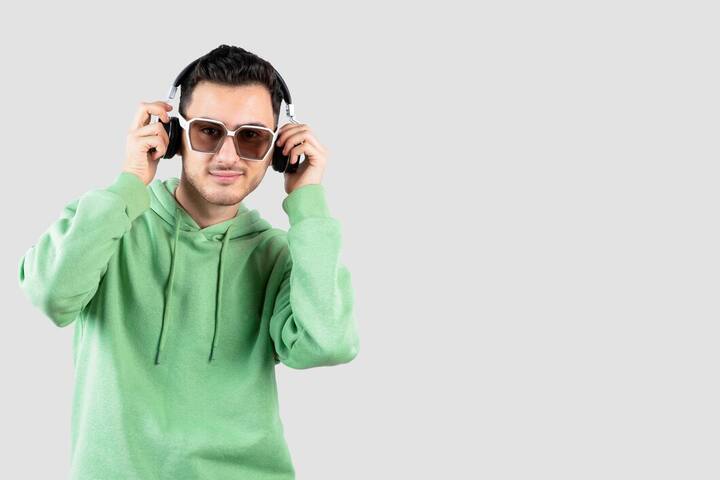 Headphone: अगर आप पार्टनर से ज्यादा देर तक फोन पर बात करते हैं या ऑफिस में काम के दौरान लंबी बातचीत करनी पड़ती है तो वायरलैस हेडफोन गिफ्ट में दे सकते हैं. वैलेंटाइन-डे पर हेडफोन अच्छा गिफ्ट ऑप्शन माना जाता है. हर उम्र के लोग इसे पसंद करते हैं. स्टाइलिश फोल्डेबल डिजाइन के हेडफोन्स काफी कंफर्टेबल होते हैं और पार्टनर को पसंद आ सकते हैं.