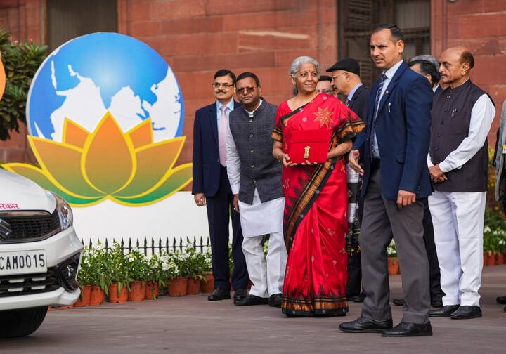 தனி நபர் வருமான வரி விதிப்பு உச்சவரம்பு 2.5 லட்சத்தில் இருந்து 3 லட்சமாக உயர்த்தப்பட்டுள்ளது. ஆகிய அம்சங்கள் பட்ஜெட்டில் இடம்பெற்றுள்ளது.