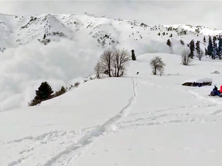 Jammu Kashmir Massive Avalanche Video goes viral In Social Media Watch It Video: गुलमर्ग के स्की रिजॉर्ट में भूस्खलन का खतरनाक वीडियो, मारे गए 2 विदेशी नागरिक