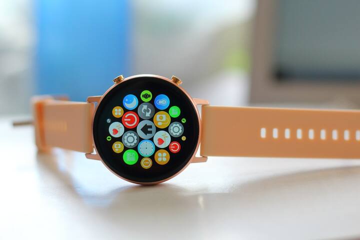 Smartwatch: अगर आपका पार्टनर फिटनेस को लेकर काफी कंसर्न रहता है या रहती है तो आप स्मार्टवॉच गिफ्ट कर सकते हैं. 2 से 3 हजार में एक से बढ़कर एक शानदार स्मार्टवॉच आसानी से मिल जाएंगे. यह एक ऐसा तोहफा है, जिसे देखने के बाद पार्टनर खुश हो जाएगा और स्मार्टवाच की मदद से ब्लड प्रेशर, हार्ट रेट, स्टेप काउंट और ब्लड ऑक्सीजन को आसानी से चेक किया जा सकता है.