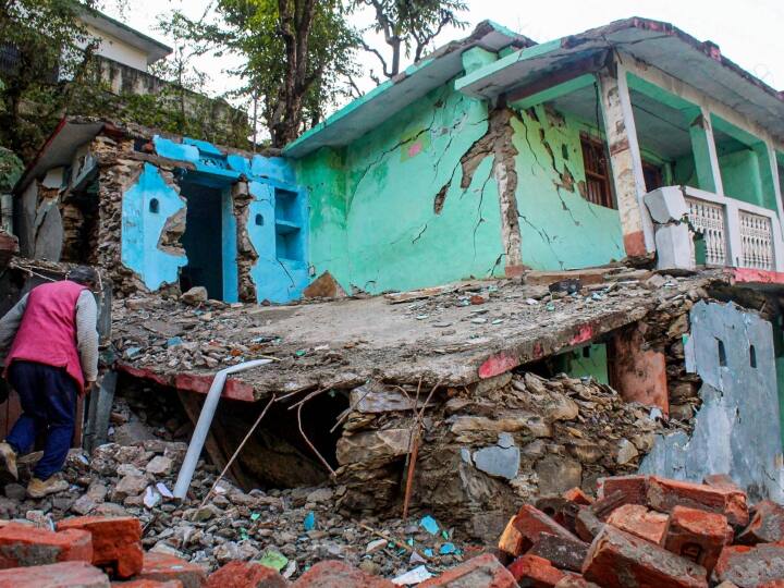 ऋषिकेश से कर्णप्रयाग के लिए बन रही रेल लाइन में इन पहाड़ों को खोखला करके टनल बनाई जा रही है, ताकि किसी भी मौसम में इन अंदरूनी इलाकों तक सैलानी भेजे जा सकें.