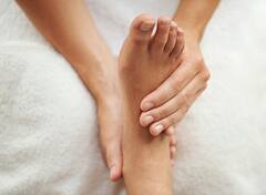 Foot Massage: मेंदू आणि हृदयापर्यंत सर्व समस्यांवर सोपा उपाय, दररोज करा पायांची मालिश