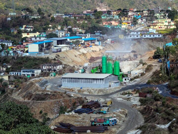 गांव के स्थानीय लोग अब अटाली गांव से अपने पुनर्वास की मांग कर रहे हैं. अटाली के अलावा गूलर, व्यासी, कौडियाला और मलेथा गांव भी ऋषिकेश-कर्णप्रयाग रेलवे लाइन परियोजना से प्रभावित हैं. लोगों ने मांग की है कि सरकार को जल्द फैसला लेना होगा और मैन्युअली काम करना होगा ताकि उनके घरों को नुकसान न हो.