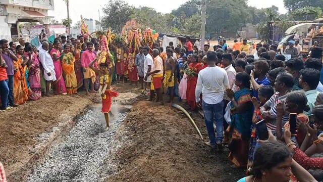 அரூர் அருகே காளியம்மன் கோவில் தேர் திருவிழா - பக்தர்கள் தீ மிதித்து நேர்த்திக்கடன்