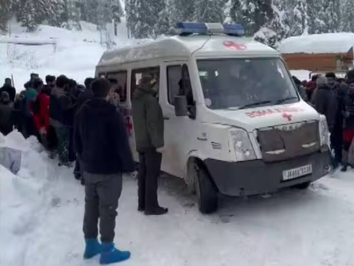 ગુલમર્ગના પ્રખ્યાત સ્કી રિસોર્ટમાં અફરવત શિખર પર હિમપ્રપાત થયો હતો. બારામુલ્લા પોલીસે અન્ય એજન્સીઓ સાથે મળીને બચાવ કામગીરી શરૂ કરી હતી. બારામુલા પોલીસનું કહેવું છે કે કેટલાક સ્કીઅર્સ ફસાયા હોવાના સમાચારની પુષ્ટિ કરવામાં આવી રહી છે.