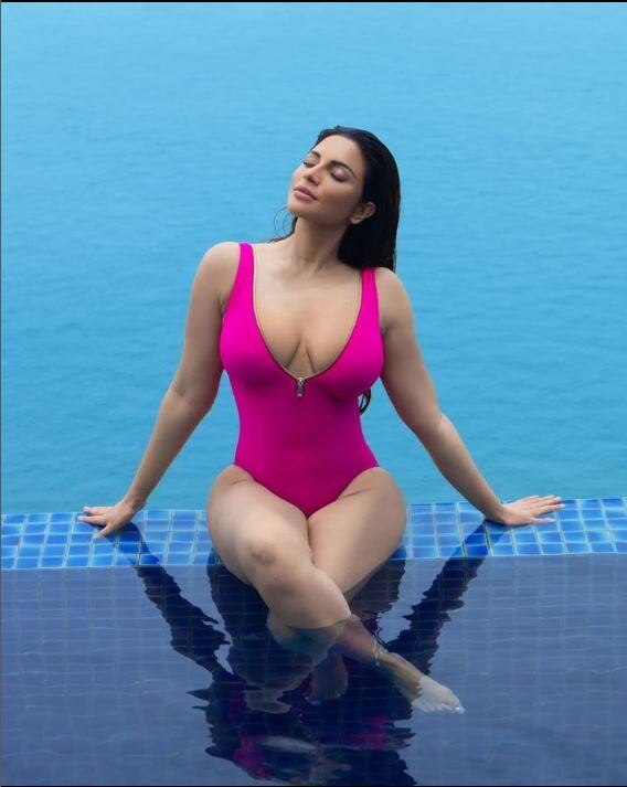 Shama Sikander in a pink monikini flaunting her curves  ( All Pics Credit: Instagram/@shamasikander)