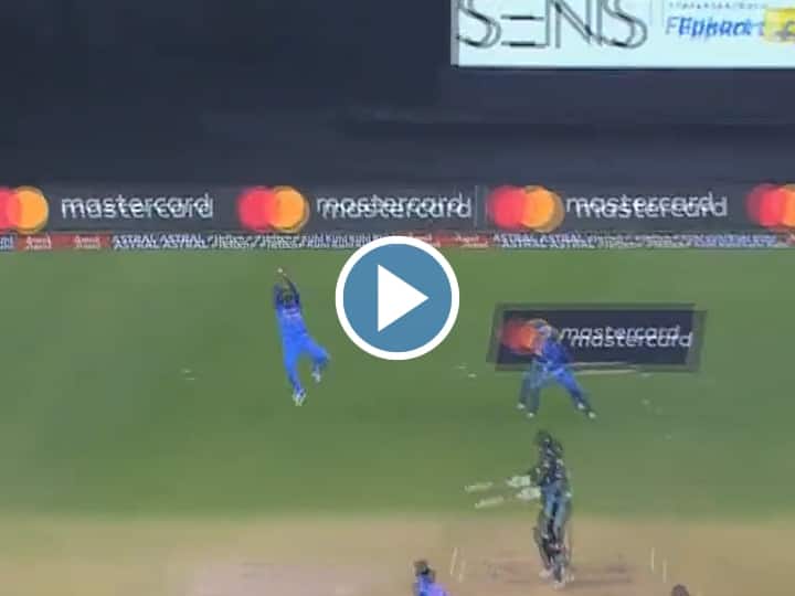 Suryakumar Yadav took splendid catch of Finn Allen in IND vs NZ 3rd T20I see Video VIDEO: सूर्यकुमार यादव ने लपका शानदार कैच, वीडियो में देखें कैसे विकेट गंवा बैठे Finn Allen