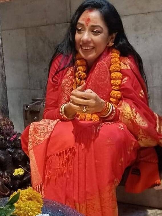 सुर्ख लाल सूट में महाकाल के दर्शन करने पहुंचीं अनुपमा