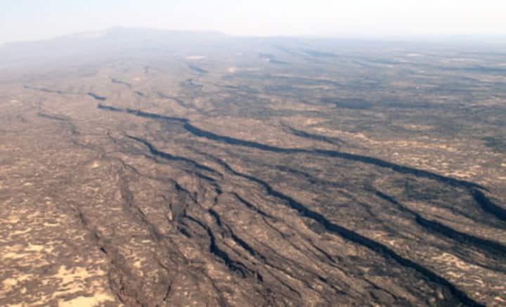 কিন্তু আগামী দিনে নয়া মানচিত্র তৈরির প্রয়োজন পড়তে পারে। কারণ জলবায়ু পরিবর্তনের জেরে যেমন মেরুপ্রদেশের নকশা বদলাচ্ছে, তেমনই জলের  তলিয়ে যেতে বসেছে একাধিক দ্বীপ।