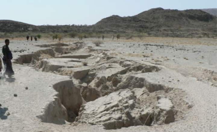 তবে ওই এলাকাকে ঘিরে তুমুল উৎসাহ কৌতুহলী মানুষের মধ্যে। কারণ মহাদেশের ভাঙনের সাক্ষী থাকার মতো সুযোগ কবেই বা মেলে! তাই মানচিত্রের নকশা বদলের সাক্ষী থাকতে আগ্রহী মানুষের সংখ্যা কম নয়। তার জন্য ঝুঁকিও নিতে রাজি তাঁরা।  বিজ্ঞানীদের দাবি, ওই ফাটল থেকেই আগামী দিনে নয়া মহাসাগরের সৃষ্টি হবে। তাতে দু’টি খণ্ডে ভেঙে যাবে আফ্রিকা মহাদেশ। তবে বর্তমান প্রজন্ম তো দূর, ভৌগলিক এই রদবদলে কয়েক লক্ষ বছর সময় লাগতে পারে।