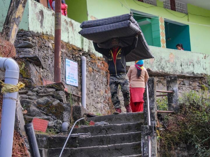 तस्वीरें बताती हैं कि चमोली के कर्णप्रयाग-रुद्रप्रयाग में भी इसी तरह की दरारे आनी शुरू हो गईं हैं. कर्णप्रयाग में, रुद्रप्रयाग के घरों में भी ऐसी दरारें साफ देखी जा सकती हैं.