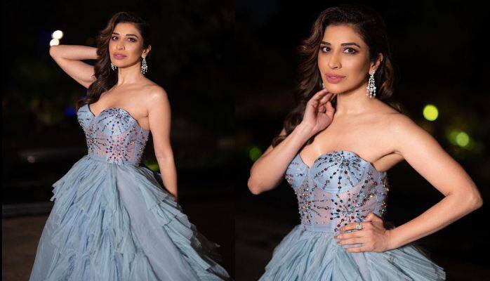 Sophie Choudry Pics: ਅਦਾਕਾਰਾ ਤੇ ਗਾਇਕਾ ਸੋਫੀ ਚੌਧਰੀ ਹਮੇਸ਼ਾ ਤੋਂ ਆਪਣੇ ਸਟਾਈਲ ਤੇ ਫਿਟਨੈੱਸ ਲਈ ਜਾਣੀ ਜਾਂਦੀ ਹੈ। ਹਾਲ ਹੀ 'ਚ ਉਸ ਨੇ ਇੰਸਟਾਗ੍ਰਾਮ 'ਤੇ ਤਾਜ਼ਾ ਤਸਵੀਰਾਂ ਸ਼ੇਅਰ ਕਰਕੇ ਇੱਕ ਵਾਰ ਫਿਰ ਪ੍ਰਸ਼ੰਸਕਾਂ ਦਾ ਮਨ ਮੋਹ ਲਿਆ ਹੈ।