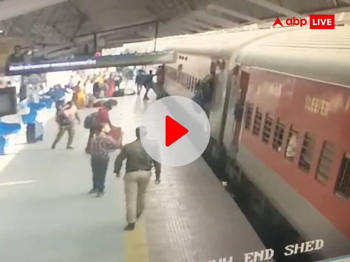 Watch: ट्रेन में चढ़ने के दौरान गिरा यात्री, RPF जवान ने ऐसे बचाई जान, बिहार के कैमूर से आया वीडियो Bihar Kaimur RPF Constable Saved Passenger life in purushottam express ann Watch: ट्रेन में चढ़ने के दौरान गिरा यात्री, RPF जवान ने ऐसे बचाई जान, बिहार के कैमूर से आया वीडियो