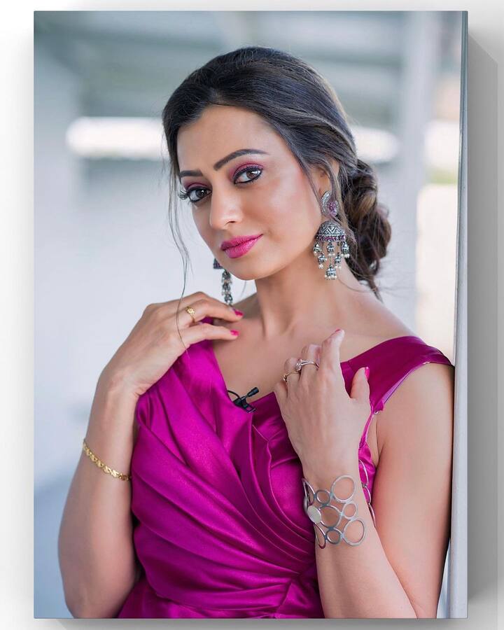 ఈటీవీ లో ప్రసారమైన శ్రీమంతుడు సీరియల్ ద్వారా తెలుగు ప్రేక్షకులకు పరిచయం అయ్యింది ఈ ముద్దుగుమ్మ.  Image Credit: Sowmya Rao/Instagram