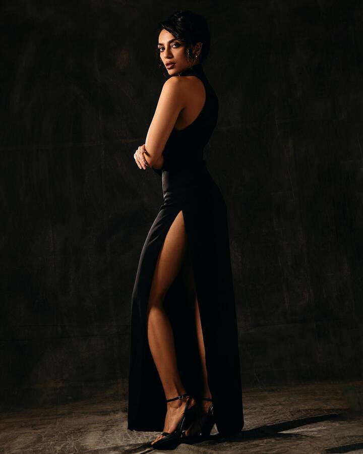 అచ్చ తెలుగు అందం శోభిత ధూళిపాళ. బాలీవుడ్ లోని వరుస పెట్టి అవకాశాలు అందిపుచ్చుకుంటూ రాణిస్తోంది.  Image credit: Shobhita Dhulipala/ Instagram