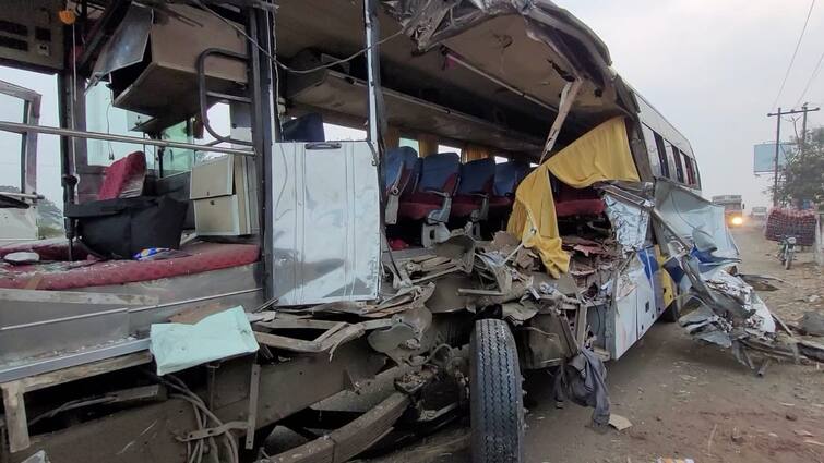 Pune Daund Accident Four killed 20 injured in bus and truck accident in Bhanggaon in Daund taluka Daund Accident: दौंड तालुक्यातील भांडगावमध्ये बस आणि ट्रकचा अपघात,  चार जणांचा मृत्यू, 20 जण जखमी