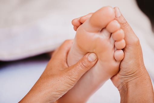 Foot Massage Benefits : दररोज पायांना आणि तळव्यांना रोज मसाज केल्याने शारीरिक आणि मानसिक तणाव कमी होण्यास मदत होते. यामुळे तणाव दूर होऊन चांगली झोप येते.    ( PC : istock )