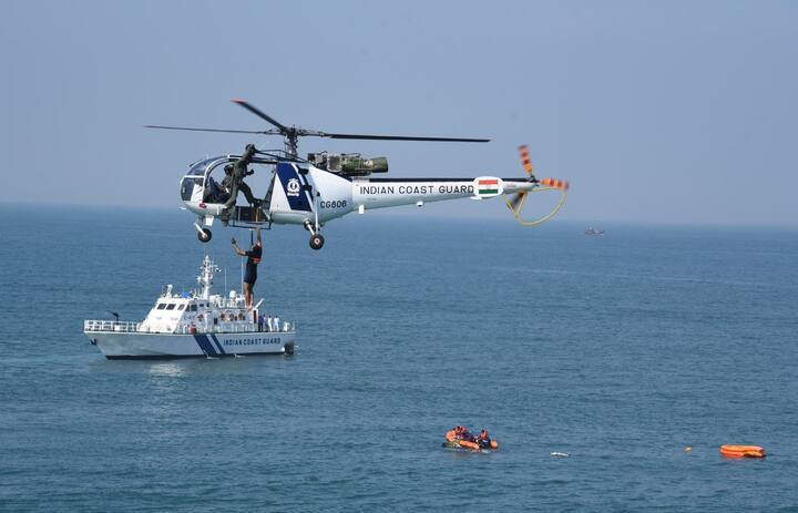 सागरी तटरक्षक दल म्हणजेच (Indian Coast Guard Day) भारताच्या सागरी किनाऱ्याचे संरक्षण आणि संवर्धन करण्यासाठी स्थापन केलेलं लष्करी दल.