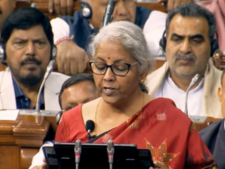 5ஜி மொபைல் செயலி உருவாக்க 100 ஆய்வகங்கள் உருவாக்கப்படும். 7.5 சதவீத வட்டியில் பெண்களுக்கான சேமிப்புத் திட்டம். செல்போன் மற்றும் தொலைக்காட்சி உதிரி பாகங்களுக்கான இறக்குமதி வரி குறைக்கப்பட்டுள்ளது . சிகரெட்களுக்கு கூடுதல் வரி விதிப்பு.