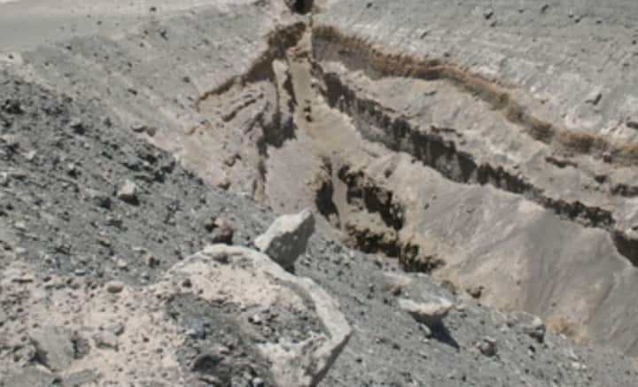 ২০০৫ সালে অগ্ন্যুৎপাতের ফলে নির্গত লাভার প্রভাবে তিন দিন, তিন রাত কালো ধোঁয়ায় ঢেকে ছিল গোটা এলাকা। পরে দেখা যায়, ওই অগ্ন্যুৎপাতের ফলে ৫০০ মিটার দীর্ঘ ফাটল তৈরি হয়েছে। ওই ফাটলই আরও গভীরে যেতে সাহায্য করেছে বিজ্ঞানীদের।