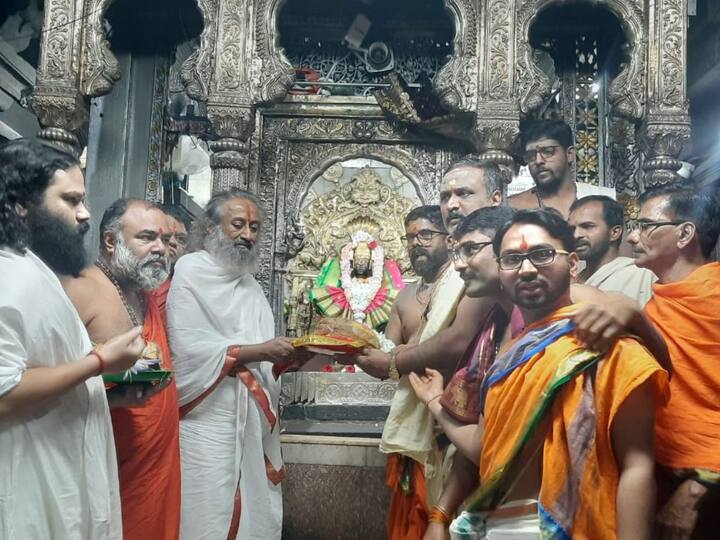 kolhapur : तपोवन मैदानात आयोजित अध्यात्मिक गुरु श्री श्री रविशंकर यांच्या महासत्संग सोहळ्याला हजारो भाविक उपस्थित होते. 300 फुट रॅम्पमुळे भक्तांना श्री श्री रविशंकर यांचे जवळून दर्शन मिळाले.