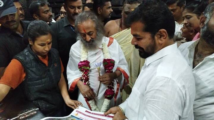 पश्चिम महाराष्ट्र देवस्थान समितीचे सचिव शिवराज नाईकवडे यांनी त्यांचे स्वागत केले.