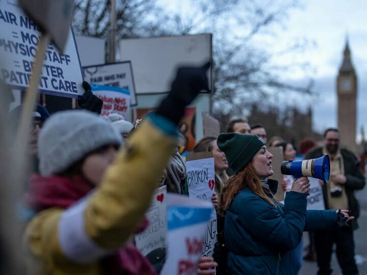 Strike In Britain: ब्रिटेन में दशक की सबसे बड़ी हड़ताल, नए कानून को लेकर लाखों शिक्षक, ट्रेन ड्राइवर और सिविलकर्मी सड़कों पर उतरे Strikes in UK: Teachers train drivers university staff and civil servants On streets, closes schools and cripples Britain rail network Strike In Britain: ब्रिटेन में दशक की सबसे बड़ी हड़ताल, नए कानून को लेकर लाखों शिक्षक, ट्रेन ड्राइवर और सिविलकर्मी सड़कों पर उतरे