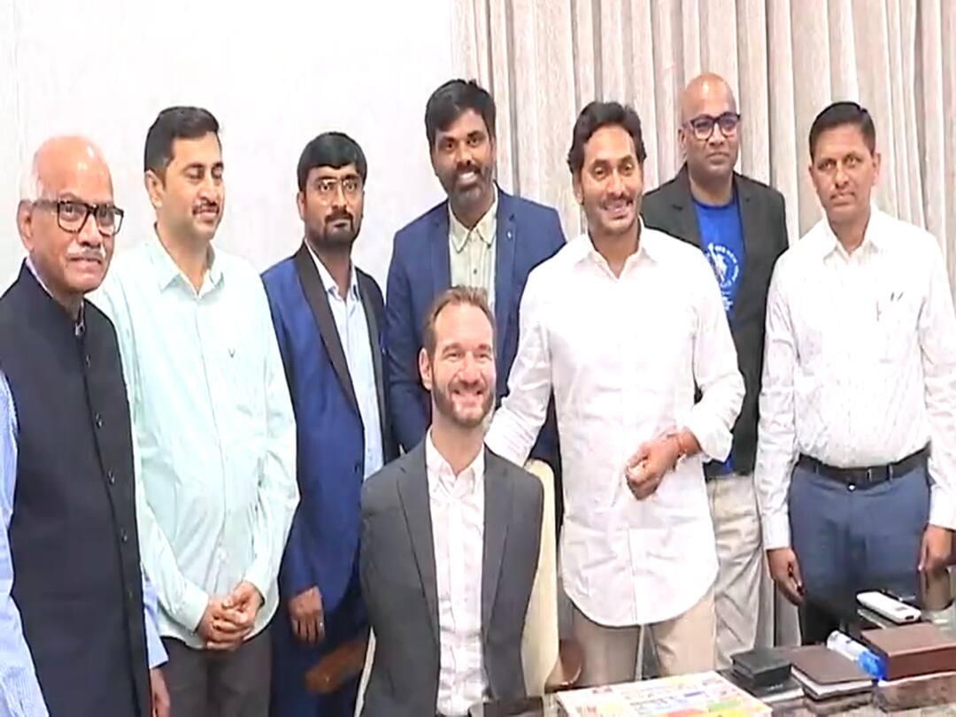 Amaravati Motivational speaker Nick Vujicic met AP CM Jagan Mohan Reddy DNN Nick Vujicic Met CM Jagan : ఏపీలో కార్పొరేట్ స్కూళ్ల తరహాలో ప్రభుత్వ పాఠశాలల అభివృద్ధి, నిక్ వుజిసిక్ కితాబు
