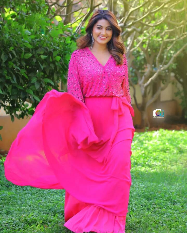 స్నేహ.. పక్కింటి అమ్మాయిలా.. మన ఇంటి ఆడపడుచులా ఆకట్టుకొనే బాపు బొమ్మ ఇప్పటికీ తరగని అందంతో మెస్మరైజ్ చేస్తోంది.