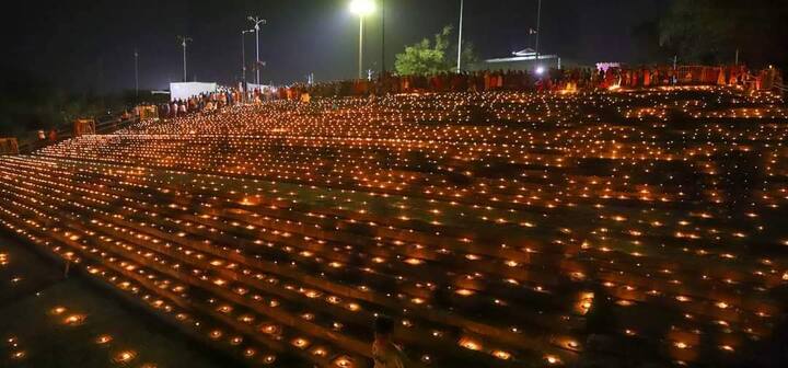 संत एकनाथ महाराज समाधी मंदिराच्या पाठीमागील गोदावरीच्या नाथ घाटावर 11 हजार दिवे प्रज्वलित करून दीपोत्सव साजरा करण्यात आला.