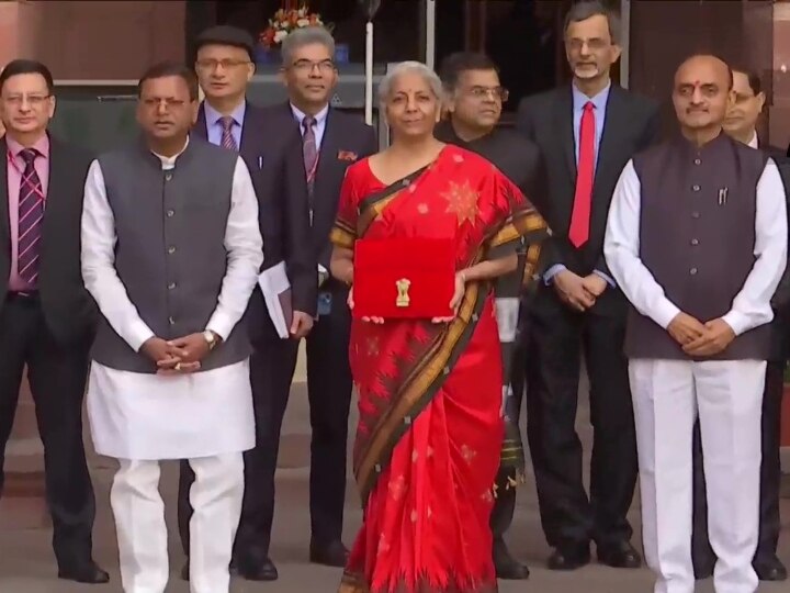 Nirmala Sitharaman Budget Saree: பட்ஜெட் தாக்கல் செய்ய கருப்பு சிவப்பு நிற புடவையில் வந்த நிர்மலா சீதாராமன் - சிறப்பம்சம் என்ன?