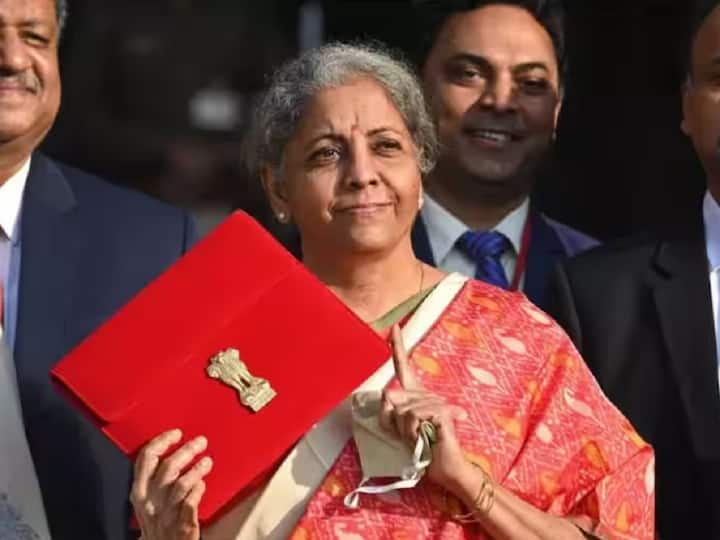 Budget 2023 Nirmala Sitharaman Budget Saree Finance Minister Wears Red Colour Black Gold Border Handloom Saree Nirmala Sitharaman Budget Saree: ఎరుపు రంగు హ్యాండ్లూమ్ చీర కట్టులో వచ్చి బడ్జెట్ ప్రవేశ పెట్టిన నిర్మలా సీతారామన్ 