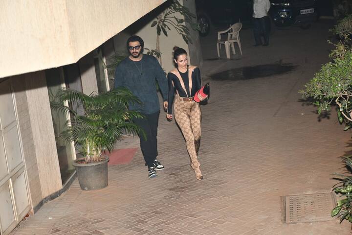 मलाइका अरोड़ा अरबाज खान को तलाक देने के बाद अब हैंडसम हंक अर्जुन कपूर को डेट कर रही हैं. दोनों अक्सर सोशल मीडिया पर एक दूसरे के लिए अपने प्यार का इजहार करते हुए नजर आते हैं. इसके अलावा ये कपल अक्सर लंच डेट और पार्टियों में भी साथ स्पॉट किए जाते हैं. वहीं फैंस को दोनों की जोड़ी काफी ज्यादा पसंद है औऱ वो उनकी शादी का इंतजार कर रहे हैं.