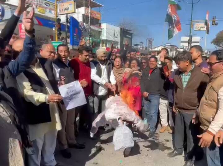 Uttarakhand congress protest pritam singh react on Ganesh Joshi statement on congress Martyrdom ANN Uttarakhand: गणेश जोशी के बयान पर भड़की कांग्रेस ने फूंका पुतला, प्रीतम सिंह बोले- 'ये उनका बौद्धिक स्तर दिखाता है'