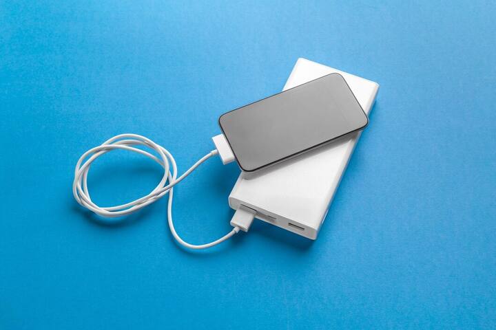 Power Bank: क्या आपका पार्टनर ज्यादातर समय फोन पर ही बिताता है. ऐसे में उसके फोन की बैटरी जल्दी डिसचार्ज होती है. उसे बार-बार परेशान न होना पड़े, इसके लिए आप पावर बैंक तोहफे में दे सकते हैं. कई बार सफर के दौरान भी पावर बैंक का यूज होता है. ऐसे में वैलेंटाइन गिफ्ट में पावर बैंक पाकर आपके पार्टनर के चेहरे पर मुस्कान आ जाएगी.