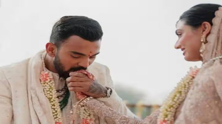 kl-rahul-sweet-kiss-to-his-wife-athiya-shetty-in-latest-video-watch-here Athiya Shetty-KL Rahul: ਅਥੀਆ ਸ਼ੈੱਟੀ ਨਾਲ ਰੋਮਾਂਟਿਕ ਹੋਇਆ ਕੇਐਲ ਰਾਹੁਲ, ਵੀਡੀਓ 'ਚ ਇੱਕ ਦੂਜੇ ਨੂੰ ਕਿੱਸ ਕਰਦੇ ਆਏ ਨਜ਼ਰ