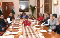 Budget 2023: નાણા મંત્રી નિર્મલા સીતારમણે  બજેટ રજૂ કરતાં પહેલા રાષ્ટ્રપતિ સાથે કરી મુલાકાત, જુઓ તસવીરો