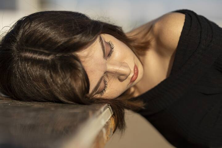 இரவு உணவு சாப்பிட்ட பிறகு ஒரு மணி நேரத்திற்கு பின்பு தான் தூங்க வேண்டும்.