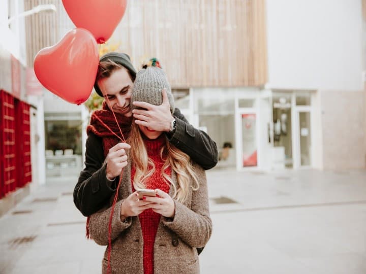 Valentine's Day 2023 Gift: वैलेंटाइन-डे पर अगर आप अपने प्यार को खास तोहफा देने का प्लान बना रहे हैं और समझ नहीं आ रहा है कि क्या दें तो हम आपके लिए लेकर आए हैं शानदार यूजफुल तोहफों की लिस्ट..