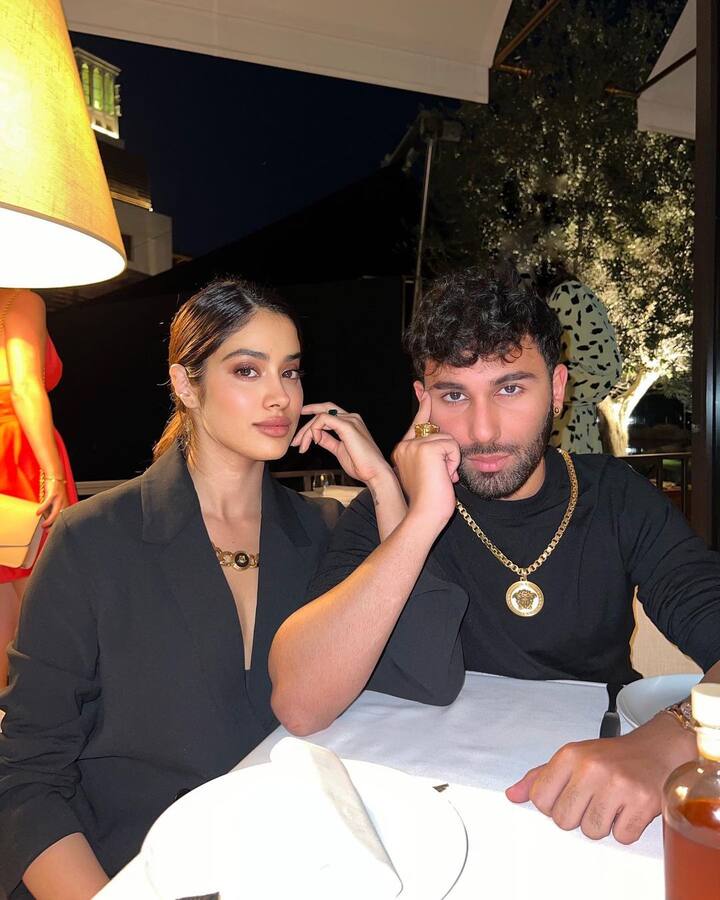 न्यासा देवगन, जान्हवी कपूर, अनन्या पांडे से लेकर सारा अली खान तक ओरी की सभी से खास दोस्ती है. इन्हें अक्सर साथ में समय बिताते दिखते हैं.