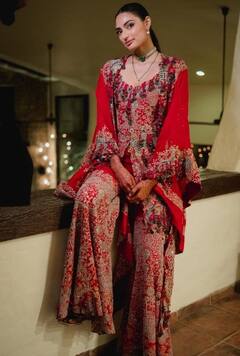 एम्बेलिश्ड रेड शरारा में Athiya Shetty ने गिराई बिजलियां, केएल राहुल की दुल्हनिया ने मंगलसूत्र भी किया फ्लॉन्ट