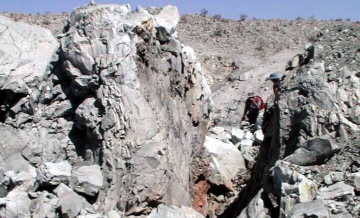 গোড়ায় ওই ফাটল দেখে তেমন গুরুতর বলে মনে হয়নি। কিন্তু যদ তিন যায়, ততই চওড়া হতে থাকে ওই ফাটল। কোথাও কোথাও ফাটল প্রস্থে ৬ মিটার বেড়ে যায়। ওই ফাটল এতটাই ব্যাপক আকার ধারণ করেছে যে, তার মধ্যে কয়েক লক্ষ অলিম্পিক সুইমিং পুলের জলও ধরে যাবে বলে মত বিজ্ঞানীদের।