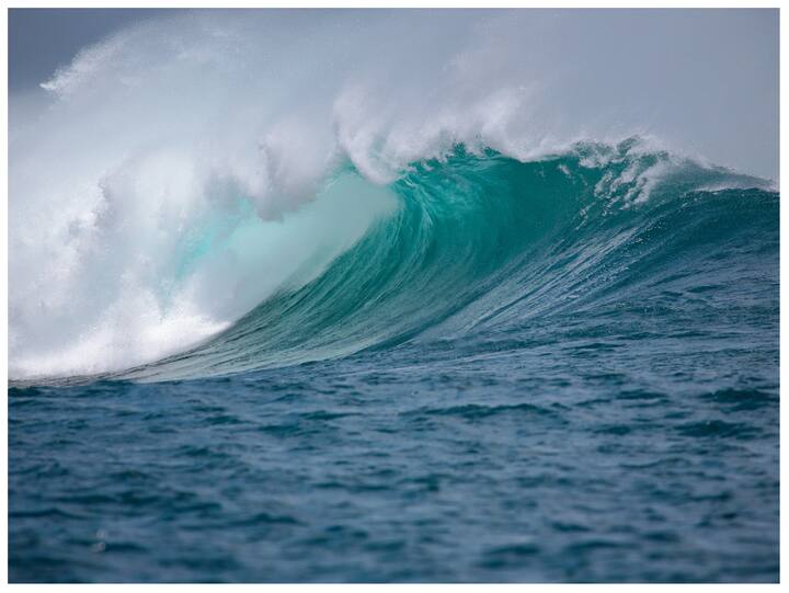 अलास्का की खाड़ी वो जगह है, जहां हिंद महासागर और प्रशांत महासागर एक दूसरे से मिलते हैं या यूं कहें कि मिलकर भी नहीं मिलते हैं. दरअसल, ऐसा इसलिए कहा जाता है क्योंकि इनका पानी एक दूसरे से कभी नहीं मिल सका. यहां हिंद महासागर और प्रशांत महासागर का पानी अलग रहता है.