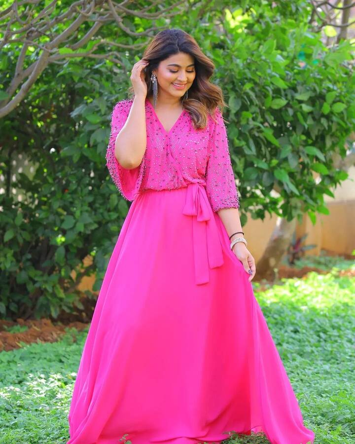 స్నేహ కొత్త లుక్ ( Image Credit: Sneha/Instagram)