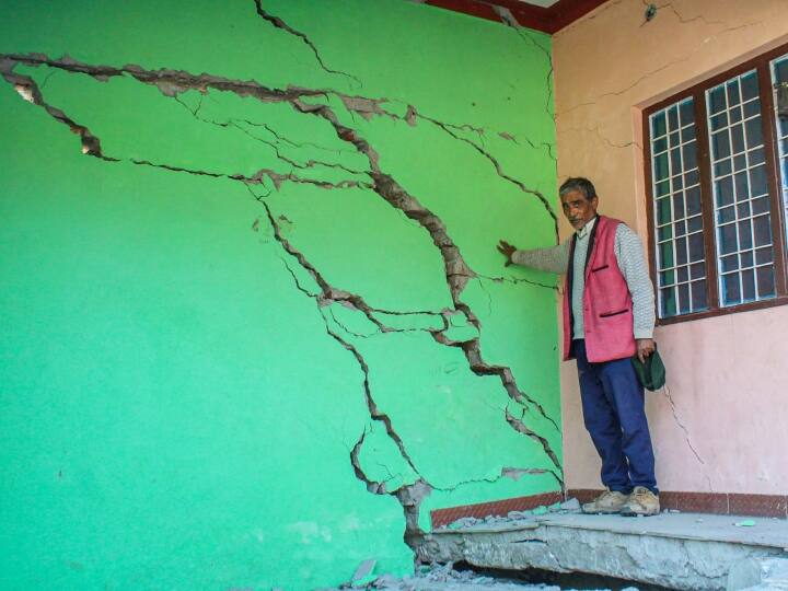 अटाली के एक छोर पर भारी भूस्खलन के कारण दर्जनों मकानों में दरारें आ गई हैं, वहीं गांव के दूसरे छोर पर सुरंग में चल रहे ब्लास्टिंग के काम से भी घरों में काफी दरारें आ गईं, और स्थानीय लोगों का भी आरोप है कि इस रेलवे प्रोजेक्ट की वजह से उनके घरों में दरारे आ रही है, और सरकारें मूक दर्शक बनी हैं.