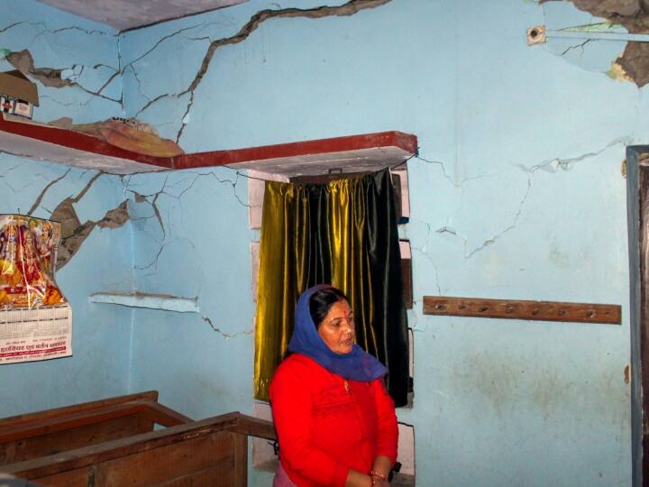 मकानों में दरारों के बाद रुद्रप्रयाग-कर्णप्रयाग के भी घरों में दरारे आ गई हैं. दहशत में भरे लोग अपनी गृहस्थी के अहम सामान एक जगह से दूसरी जगह लेकर जाना शुरू कर दिए हैं.