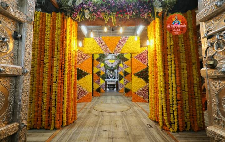 सचिन चव्हाण या पुण्यातील भाविकाने विठ्ठल मंदिराला फुलांची सजावट केली आहे .