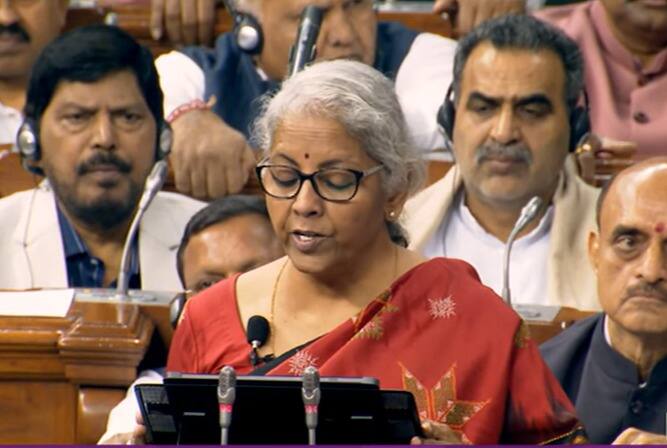 அடுத்த ஓராண்டுக்கு 80 கோடி குடும்பங்களுக்கு இலவச உணவு தானியங்களை மத்திய அரசு வழங்கும். உணவு தானிய விநியோகத்திற்கு 2 லட்சம் கோடி ரூபாய் ஒதுக்கீடு செய்யப்பட்டுள்ளது.